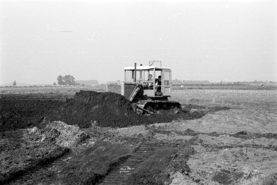 Ruilverkavelingen, ontginning, grondbewerking, egaliseren, bezanden, bulldozers,, Bestanddeelnr 170-1216