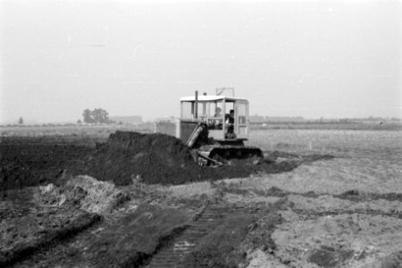 Ruilverkavelingen, ontginning, grondbewerking, egaliseren, bezanden, bulldozers,, Bestanddeelnr 170-1216