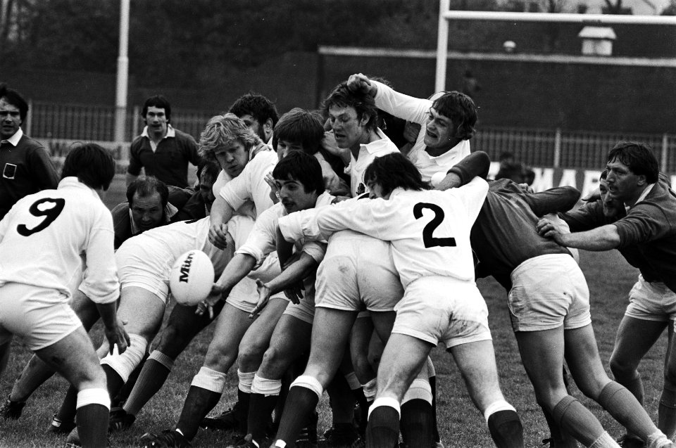 Rugby interland Nederland tegen Engeland 5 spelmoment uit scrum, 6 Engelse over, Bestanddeelnr 929-7037
