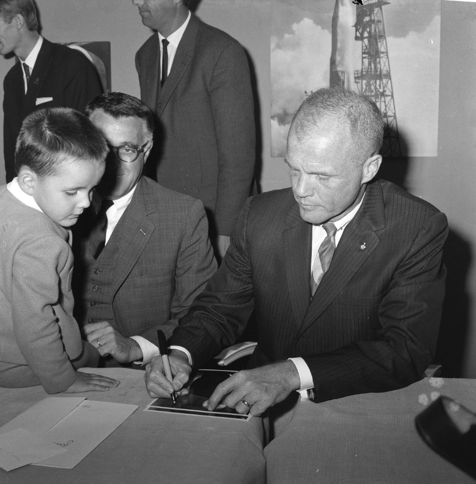RuimtevaarderJohn Glenn, schrijvend, Bestanddeelnr 918-2881