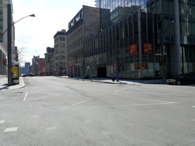 Rue du Square-Victoria (sud) en temps de pandémie