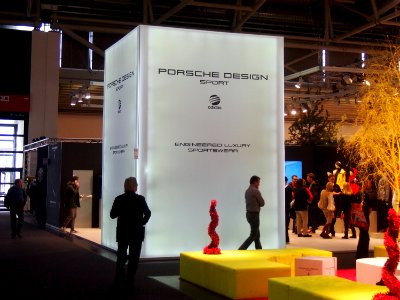 Ruhebereich mit Porsche Design Aufsteller ISPO 2014