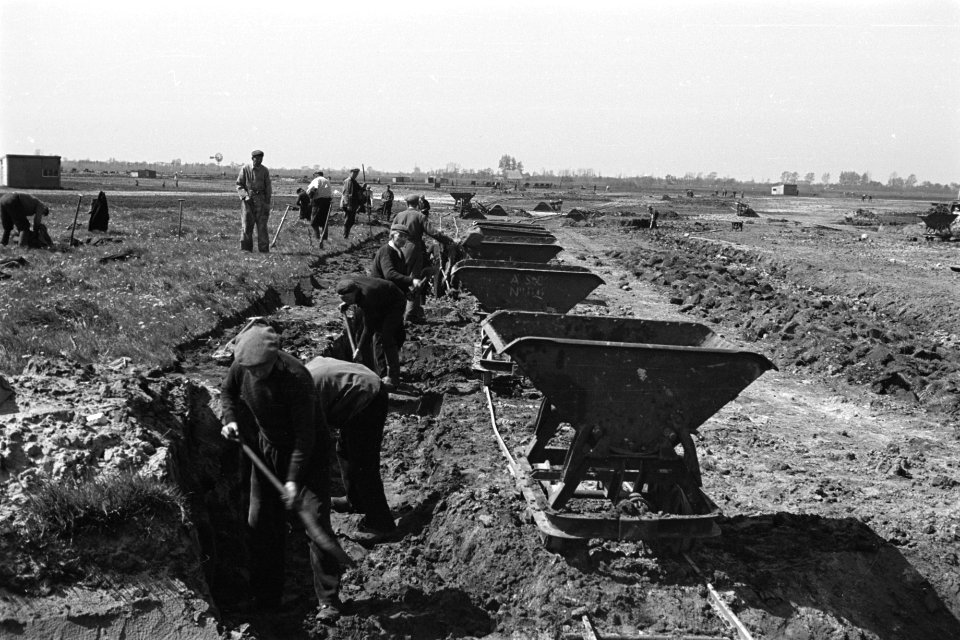 Ruilverkavelingen, grondtransporten, arbeiders, kipkarren, Groningen, Bestanddeelnr 170-0289