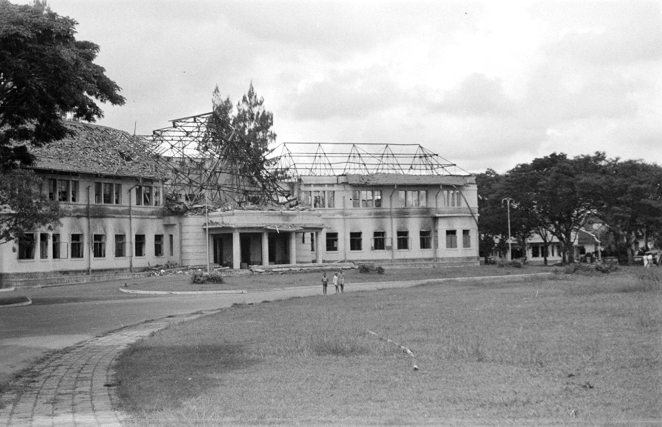 Ruïne van het stadhuis van Malang, grotendeels verwoest, Bestanddeelnr 3668