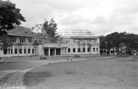 Ruïne van het stadhuis van Malang, grotendeels verwoest, Bestanddeelnr 3668
