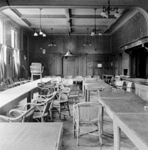 Ruimte met tafels en stoelen. Leidse universiteit of sociëteitsgebouw, Bestanddeelnr 900-3125