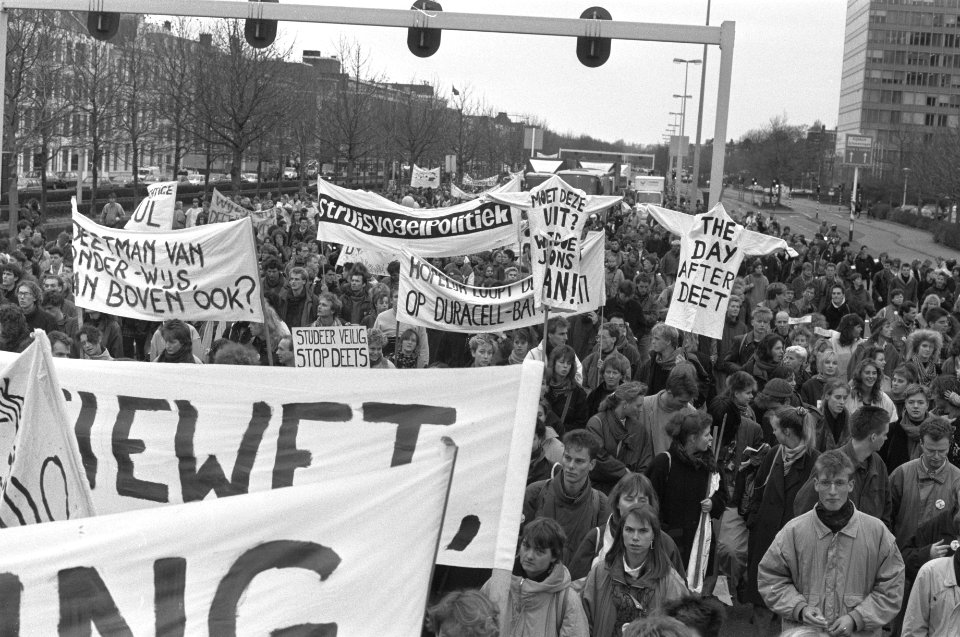 Ruim 20.000 studenten demonstreren in Den Haag tegen beleid minister Deetman t, Bestanddeelnr 934-3643
