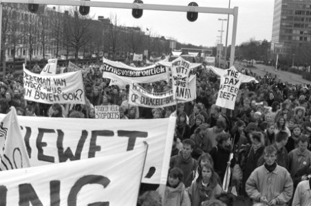 Ruim 20.000 studenten demonstreren in Den Haag tegen beleid minister Deetman t, Bestanddeelnr 934-3643