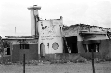 Ruïne van een uitgebrand gebouw met graffiti. Laars met nazi kruis (swastika) op, Bestanddeelnr 3669