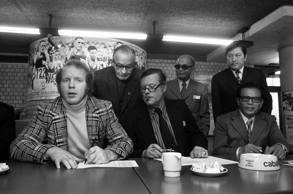 Rudi Lubbers tekent contract voor wedstrijd tegen Mohammed Ali (Cassius Clay) Ru, Bestanddeelnr 926-2339