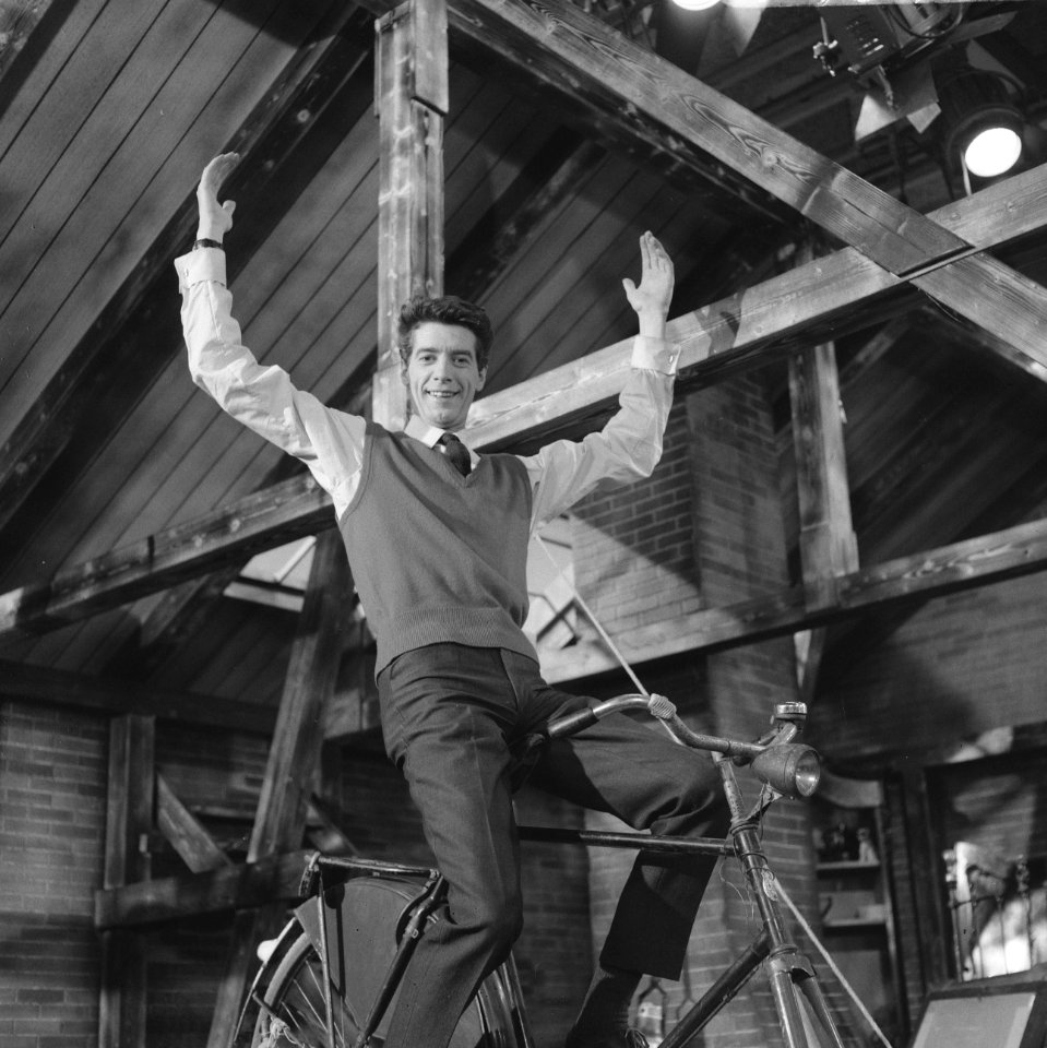 Rudi Carrell TV-show, Rudi Carrell op fiets, Bestanddeelnr 919-0488