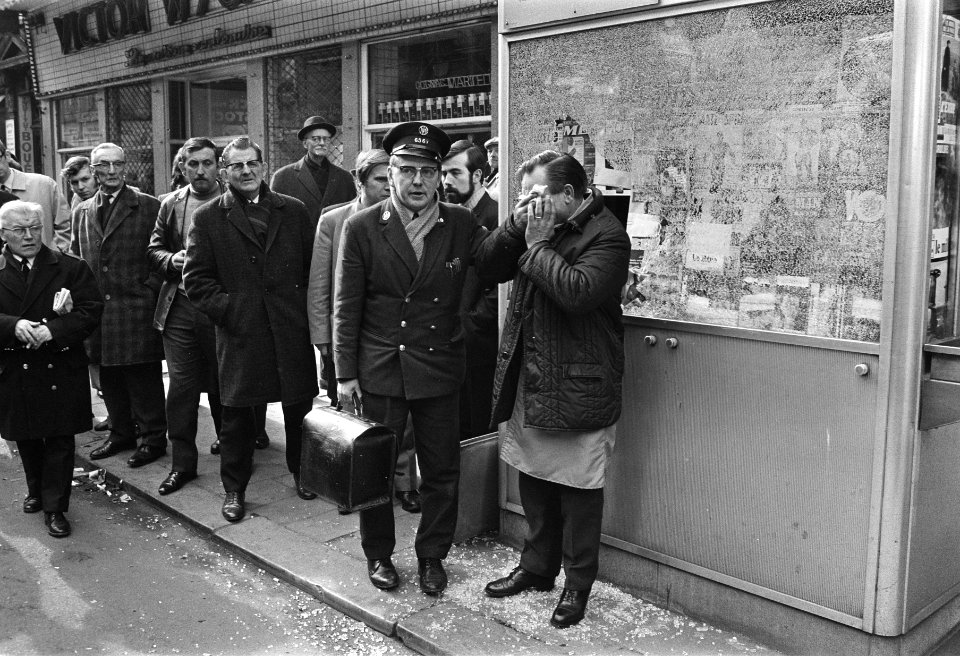 Ruit van een kiosk is ingeslagen en een man eigenaar is gewond geraakt aan z…, Bestanddeelnr 924-3871