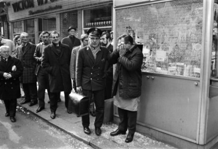 Ruit van een kiosk is ingeslagen en een man eigenaar is gewond geraakt aan z…, Bestanddeelnr 924-3871