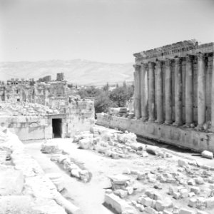 Ruïnes van de Romeinse Bachus tempel in Baalbek, Bestanddeelnr 255-6490