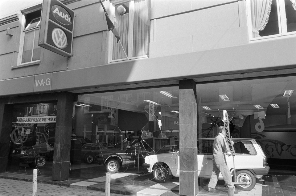 Ruiten volkswagendealer ingegooid uit protest tegen investeringen in Zuid Afrika, Bestanddeelnr 933-3961