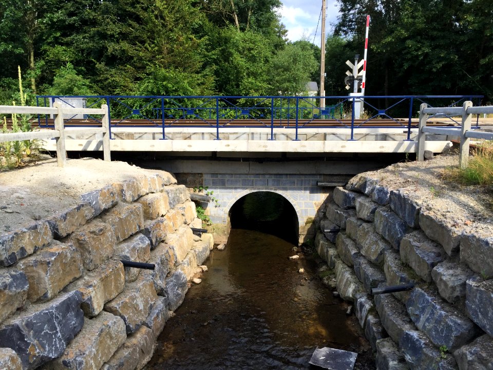 Rue du Tordoir à Cour-sur-Heure - Pont, eau d'heure et voie de chemin de fer 02