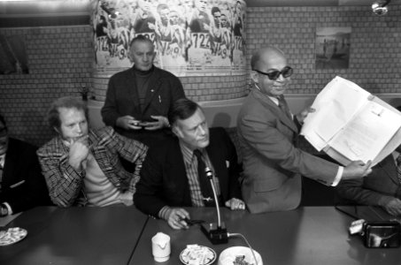 Rudi Lubbers tekent contract voor wedstrijd tegen Mohammed Ali ( Cassius Clay ),, Bestanddeelnr 926-2340