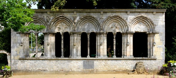 Ruines Château Lorris Montargis 2