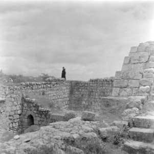 Ruines uit verschillende perioden op de Taborberg in Galilea met een franciscaan, Bestanddeelnr 255-0919