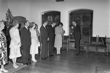 Ruding biedt Willem van Oranje Herdenkingsmunt aan HM, Claus, Boudewijn , Fabiol, Bestanddeelnr 933-0285