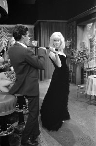 Rudi Carrell en Diana Dors tijdens de repetitie van de show, Bestanddeelnr 921-7792