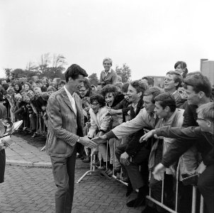 Rudi Carell was een van de bekende Nederlanders, die uitgenodigd was voor het op treden van The Beatles in Treslong. NL-HlmNHA 1478 06