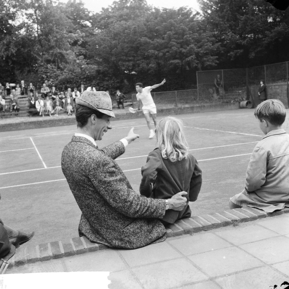 Rudy Carrel met zijn dochtertje bij de Internationale tenniskampioenschappen, Bestanddeelnr 914-1504