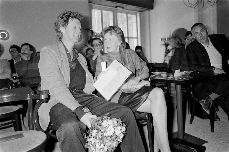 Rudi van Dantzig met Geertjan Lubberhuizenprijs (voor prozadebuut Voor een verl, Bestanddeelnr 933-9737