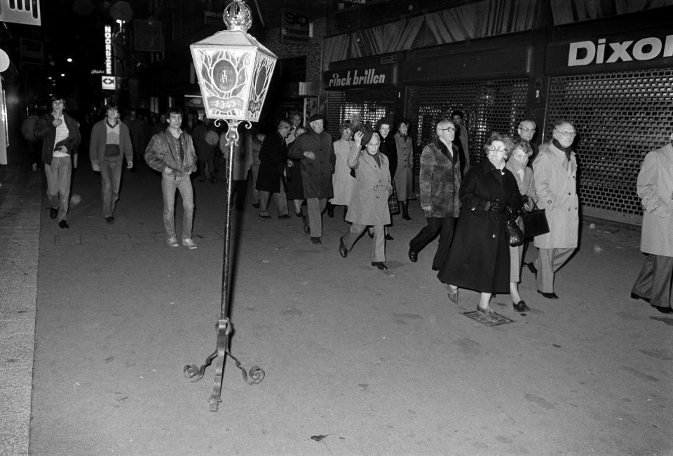Ruim 10.000 mensen hebben deelgenomen aan Stille Omgang door Amsterdamse binnens, Bestanddeelnr 931-3850