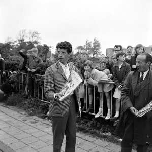 Rudi Carell was een van de bekende Nederlanders, die uitgenodigd was voor het op treden van The Beatles in Treslong. NL-HlmNHA 1478 07