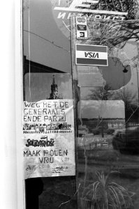 Ruiten van Russisch verkeersburo in Amsterdamse Honthorststraat ingegooid. Boods, Bestanddeelnr 931-8700