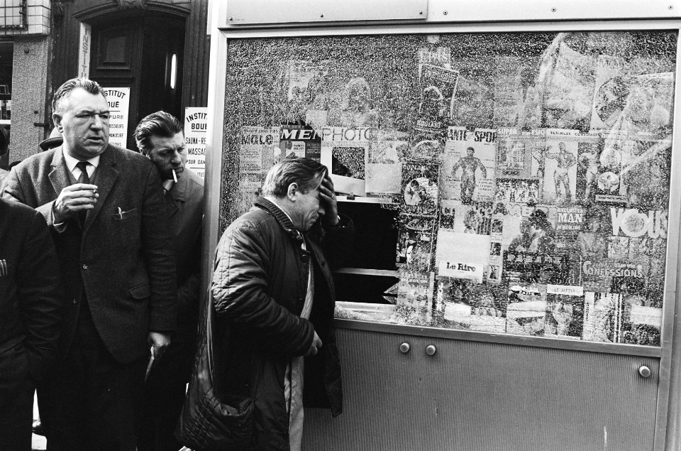 Ruit van een kiosk is ingeslagen en een man eigenaar is gewond geraakt aan z…, Bestanddeelnr 924-3856