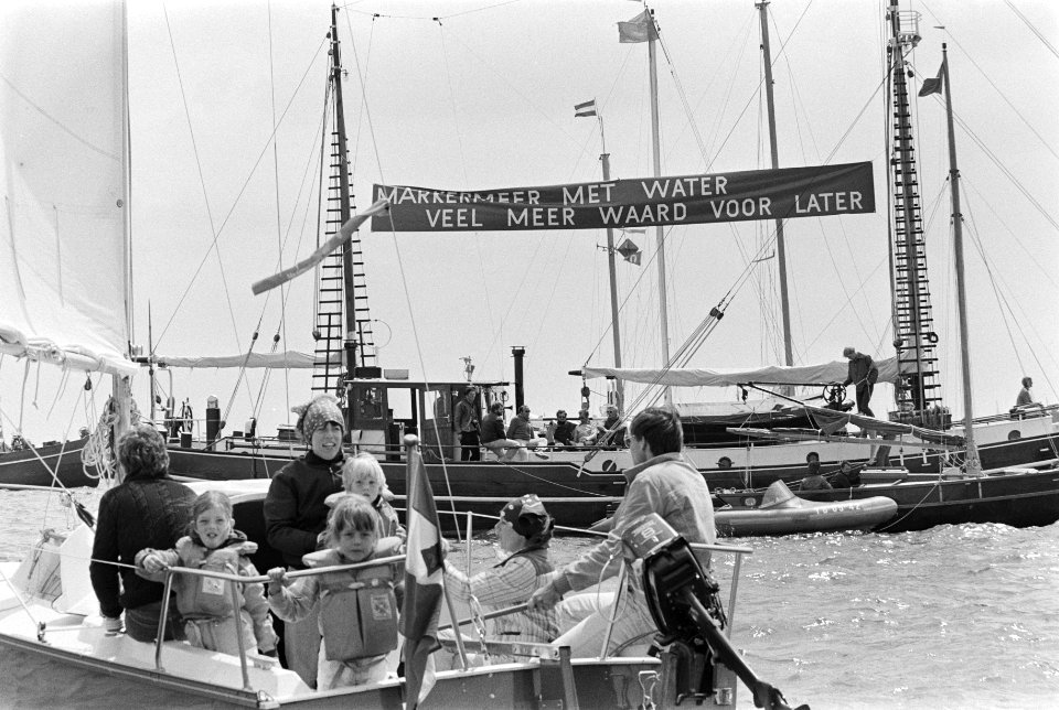 Ruim 2000 vaartuigen varen rond Pampus als protest tegen inpoldering Markerwaard, Bestanddeelnr 931-5299