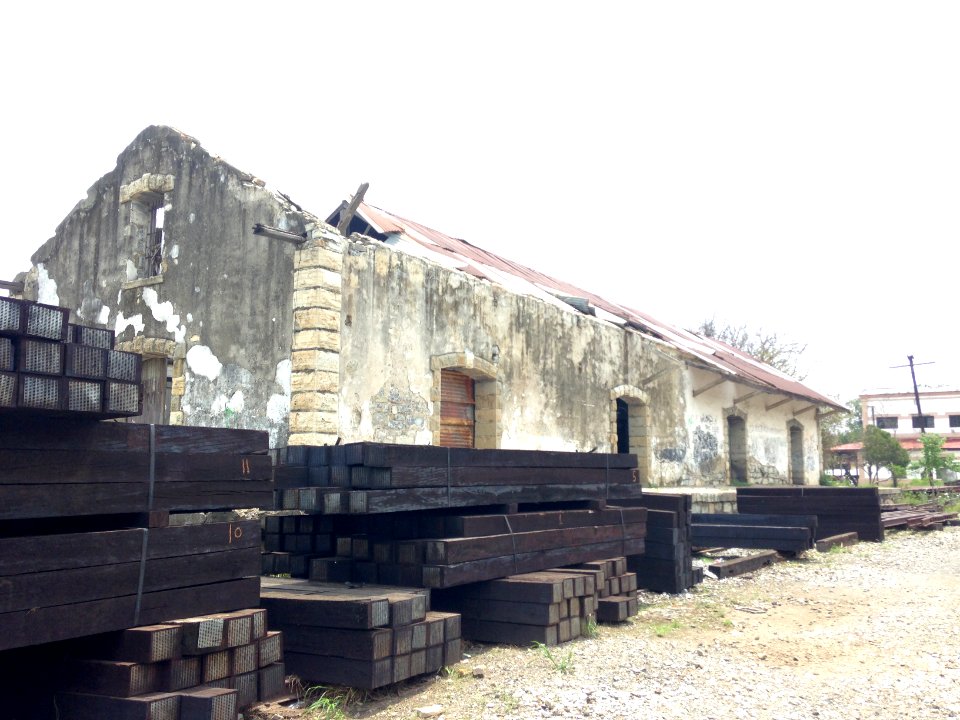 Ruinas de antigua estacion tren CdVictoria