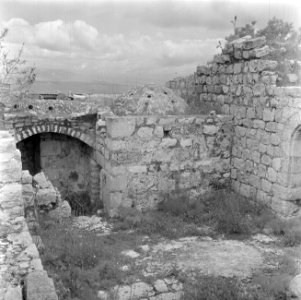 Ruines bij de kerk van de Verheerlijking op de Taborberg in Galilea, Bestanddeelnr 255-0932