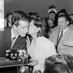 Rudi Carrell met de Zilveren Roos bij aankomst op Schiphol, Rudi Carrell en Anne, Bestanddeelnr 916-3516