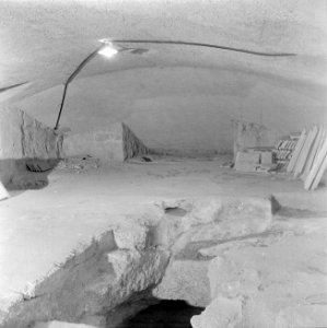 Ruimte onder de kerk van de Verheerlijking op de Taborberg in Galilea met de re…, Bestanddeelnr 255-0935