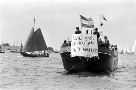 Ruim 2000 vaartuigen varen rond Pampus als protest tegen inpoldering Markerwaard, Bestanddeelnr 931-5297