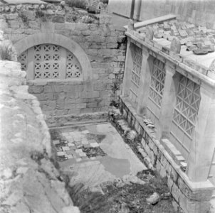 Ruine met resten van een mozaiekvloer bij de zuidgevel van de kerk van de Verhee, Bestanddeelnr 255-0930