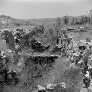 Ruines van de stallen van Salomo bij Meggiddo, Bestanddeelnr 255-1516