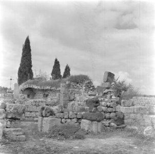 Ruine op de Taborberg in Galilea met bomen en een metalen kruis, Bestanddeelnr 255-0926