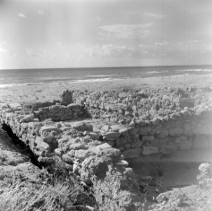 Ruines bij Naharya meet zicht op het strand en de Middellandse Zee, Bestanddeelnr 255-1557
