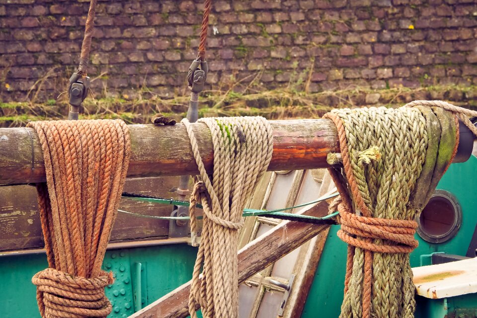 Fishing boat dew mast