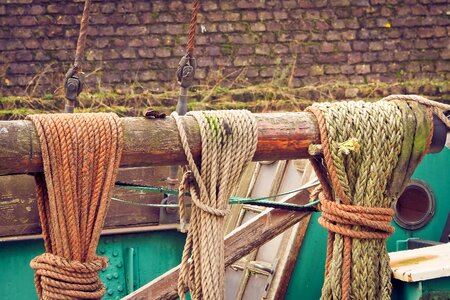 Fishing boat dew mast