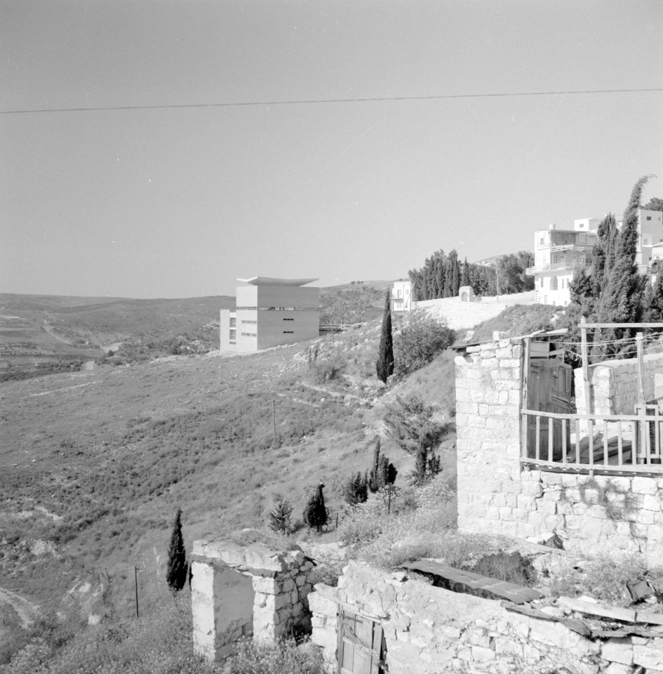 Safad (Safed) Gezicht vanaf een heuvel op een thoraschool (jeshiva, yesiva, Bestanddeelnr 255-3980