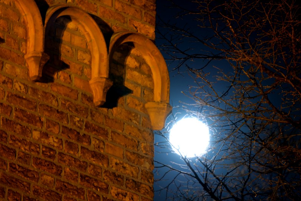 Saint Nicholas church Spandau with moon 2020-04-07 02