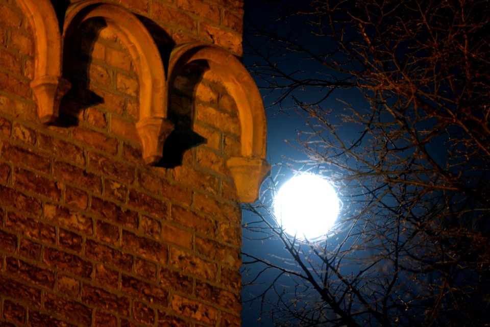 Saint Nicholas church Spandau with moon 2020-04-07 03