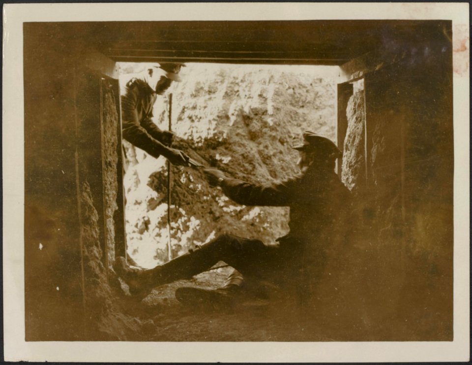 Safe from shell fire. The dug-out opens into a narrow trench, Bestanddeelnr 158-2208