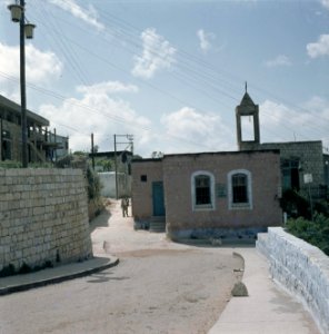 Safed. Kunstenaarskolonie weg met aan weerzijden muren met zicht op het atelier, Bestanddeelnr 255-9230 photo