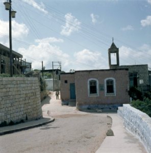 Safed. Kunstenaarskolonie weg met aan weerzijden muren met zicht op het atelier, Bestanddeelnr 255-9230